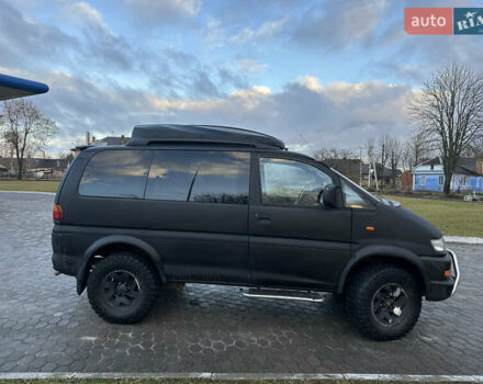 Черный Мицубиси Делика, объемом двигателя 3 л и пробегом 184 тыс. км за 18700 $, фото 4 на Automoto.ua