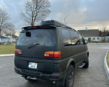 Черный Мицубиси Делика, объемом двигателя 3 л и пробегом 184 тыс. км за 18700 $, фото 6 на Automoto.ua