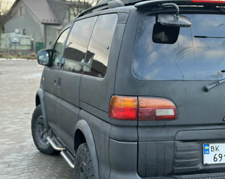 Черный Мицубиси Делика, объемом двигателя 3 л и пробегом 184 тыс. км за 18700 $, фото 8 на Automoto.ua