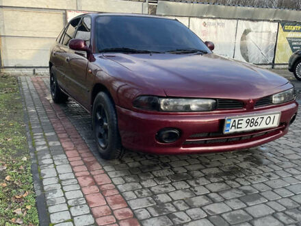 Красный Мицубиси Галант, объемом двигателя 1.8 л и пробегом 300 тыс. км за 2500 $, фото 1 на Automoto.ua