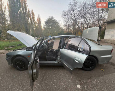 Серый Мицубиси Галант, объемом двигателя 2.5 л и пробегом 400 тыс. км за 3200 $, фото 4 на Automoto.ua