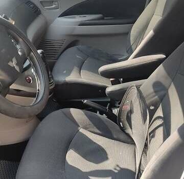 Черный Мицубиси Грандис, объемом двигателя 2.4 л и пробегом 380 тыс. км за 4400 $, фото 4 на Automoto.ua