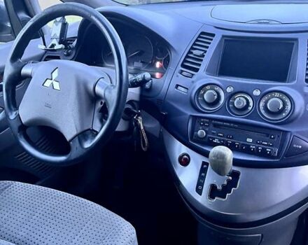 Червоний Міцубісі Грандіс, об'ємом двигуна 2.38 л та пробігом 341 тис. км за 3900 $, фото 7 на Automoto.ua