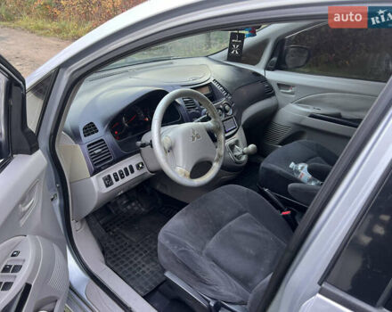 Сірий Міцубісі Грандіс, об'ємом двигуна 2.38 л та пробігом 430 тис. км за 5900 $, фото 7 на Automoto.ua