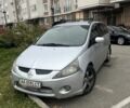 Серый Мицубиси Грандис, объемом двигателя 2.4 л и пробегом 250 тыс. км за 4800 $, фото 1 на Automoto.ua