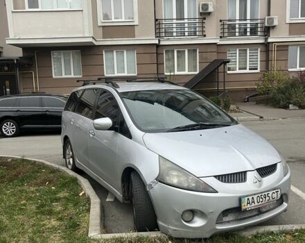 Серый Мицубиси Грандис, объемом двигателя 2.4 л и пробегом 250 тыс. км за 4800 $, фото 1 на Automoto.ua