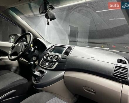 Серый Мицубиси Грандис, объемом двигателя 2.38 л и пробегом 274 тыс. км за 8300 $, фото 8 на Automoto.ua