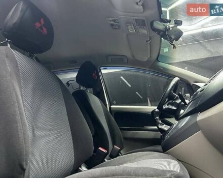 Серый Мицубиси Грандис, объемом двигателя 2.38 л и пробегом 274 тыс. км за 8300 $, фото 6 на Automoto.ua