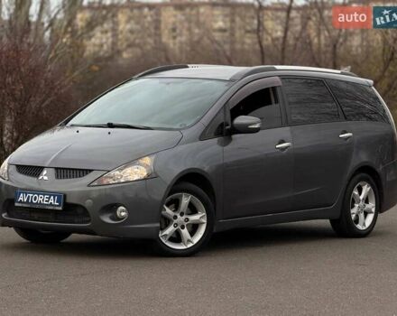 Серый Мицубиси Грандис, объемом двигателя 2.38 л и пробегом 220 тыс. км за 5700 $, фото 1 на Automoto.ua