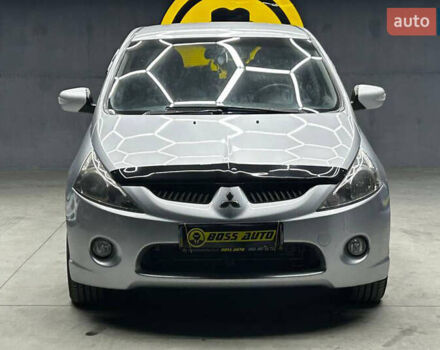 Серый Мицубиси Грандис, объемом двигателя 2.38 л и пробегом 274 тыс. км за 8300 $, фото 1 на Automoto.ua