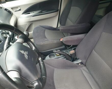 Серый Мицубиси Грандис, объемом двигателя 2.4 л и пробегом 220 тыс. км за 6000 $, фото 5 на Automoto.ua