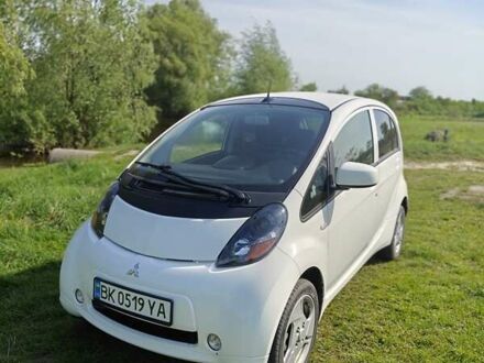 Мицубиси И-Миев 2013 в Вараш (Кузнецовск) на Automoto.ua Белый Мицубиси И-Миев, объемом двигателя 0 л и пробегом 41 тыс. км за 5500 $, фото 1 на Automoto.ua