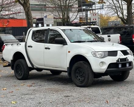 Белый Мицубиси Л 200, объемом двигателя 2.5 л и пробегом 234 тыс. км за 2705 $, фото 2 на Automoto.ua