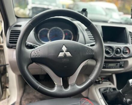 Белый Мицубиси Л 200, объемом двигателя 2.5 л и пробегом 234 тыс. км за 2705 $, фото 3 на Automoto.ua