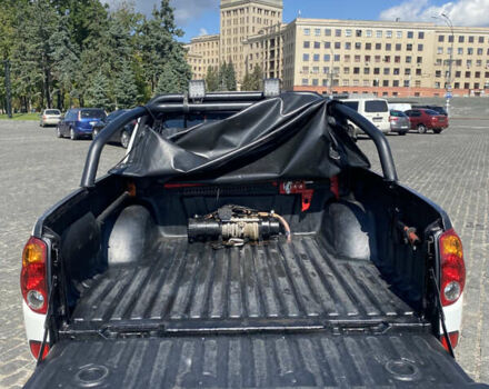 Белый Мицубиси Л 200, объемом двигателя 2.48 л и пробегом 169 тыс. км за 15000 $, фото 10 на Automoto.ua