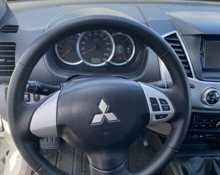 Белый Мицубиси Л 200, объемом двигателя 2.48 л и пробегом 169 тыс. км за 15000 $, фото 5 на Automoto.ua