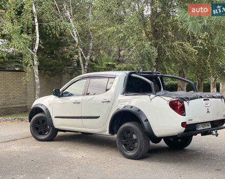 Белый Мицубиси Л 200, объемом двигателя 2.48 л и пробегом 169 тыс. км за 15000 $, фото 2 на Automoto.ua