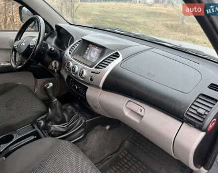Білий Міцубісі Л 200, об'ємом двигуна 2.48 л та пробігом 324 тис. км за 13000 $, фото 15 на Automoto.ua