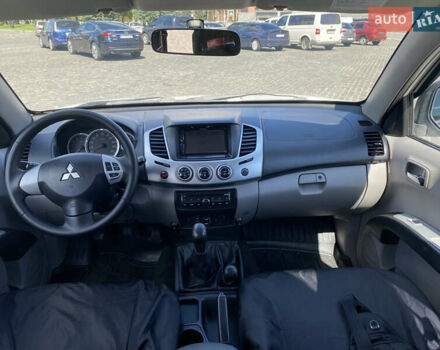 Белый Мицубиси Л 200, объемом двигателя 2.48 л и пробегом 169 тыс. км за 15000 $, фото 9 на Automoto.ua