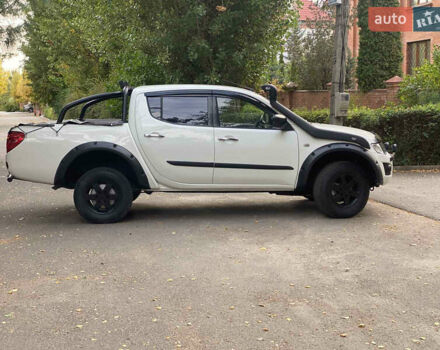 Белый Мицубиси Л 200, объемом двигателя 2.48 л и пробегом 169 тыс. км за 15000 $, фото 4 на Automoto.ua