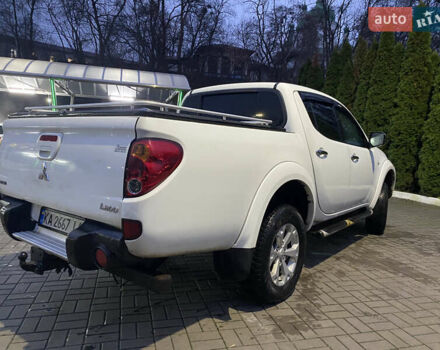 Белый Мицубиси Л 200, объемом двигателя 2.48 л и пробегом 310 тыс. км за 17500 $, фото 6 на Automoto.ua
