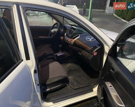 Белый Мицубиси Л 200, объемом двигателя 2.48 л и пробегом 310 тыс. км за 17500 $, фото 1 на Automoto.ua