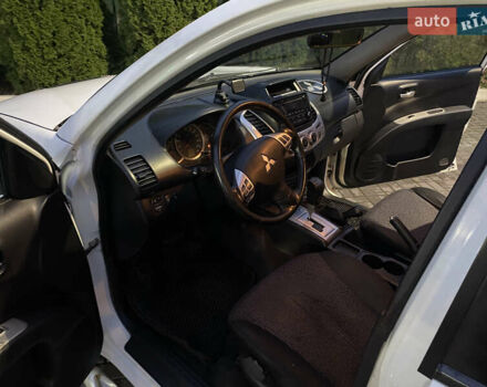 Белый Мицубиси Л 200, объемом двигателя 2.48 л и пробегом 310 тыс. км за 17500 $, фото 7 на Automoto.ua