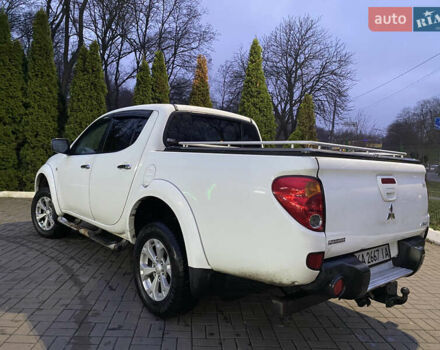Белый Мицубиси Л 200, объемом двигателя 2.48 л и пробегом 310 тыс. км за 17500 $, фото 4 на Automoto.ua