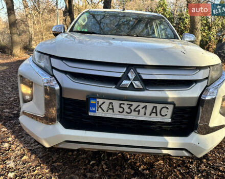 Белый Мицубиси Л 200, объемом двигателя 2.44 л и пробегом 312 тыс. км за 25000 $, фото 2 на Automoto.ua