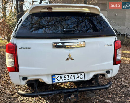 Белый Мицубиси Л 200, объемом двигателя 2.44 л и пробегом 312 тыс. км за 25000 $, фото 5 на Automoto.ua