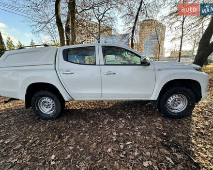 Белый Мицубиси Л 200, объемом двигателя 2.44 л и пробегом 312 тыс. км за 25000 $, фото 3 на Automoto.ua