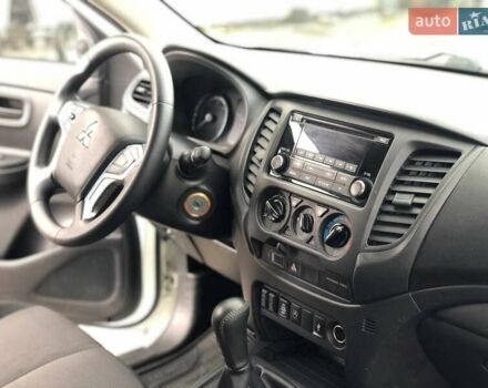 Білий Міцубісі Л 200, об'ємом двигуна 2.3 л та пробігом 152 тис. км за 22000 $, фото 8 на Automoto.ua
