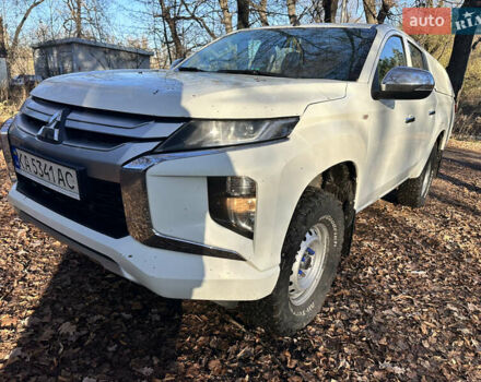Белый Мицубиси Л 200, объемом двигателя 2.44 л и пробегом 312 тыс. км за 25000 $, фото 1 на Automoto.ua