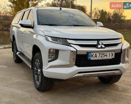 Белый Мицубиси Л 200, объемом двигателя 2.44 л и пробегом 60 тыс. км за 28500 $, фото 1 на Automoto.ua