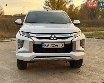 Белый Мицубиси Л 200, объемом двигателя 2.44 л и пробегом 60 тыс. км за 28500 $, фото 2 на Automoto.ua