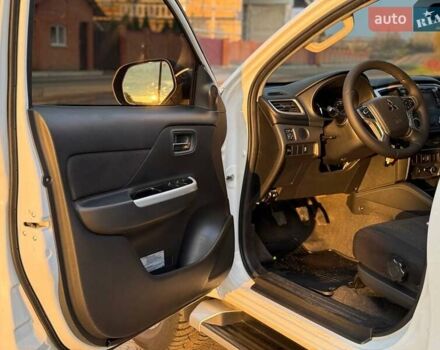 Белый Мицубиси Л 200, объемом двигателя 2.44 л и пробегом 60 тыс. км за 28500 $, фото 23 на Automoto.ua