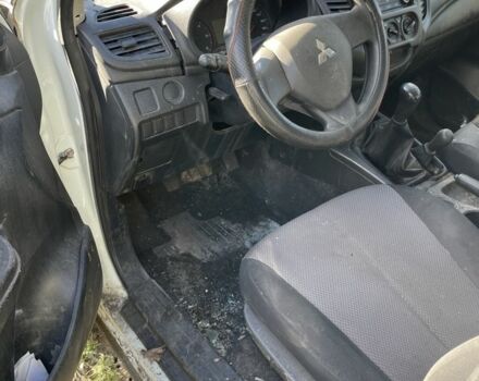 Білий Міцубісі Л 200, об'ємом двигуна 2.5 л та пробігом 95 тис. км за 999 $, фото 4 на Automoto.ua