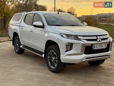 Белый Мицубиси Л 200, объемом двигателя 2.44 л и пробегом 60 тыс. км за 28500 $, фото 1 на Automoto.ua