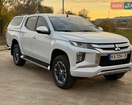 Білий Міцубісі Л 200, об'ємом двигуна 2.44 л та пробігом 60 тис. км за 28500 $, фото 1 на Automoto.ua