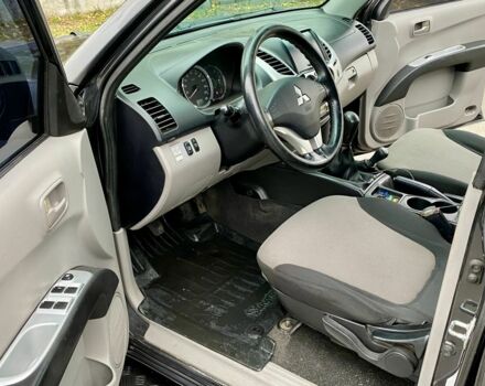 Черный Мицубиси Л 200, объемом двигателя 2.5 л и пробегом 185 тыс. км за 13500 $, фото 7 на Automoto.ua