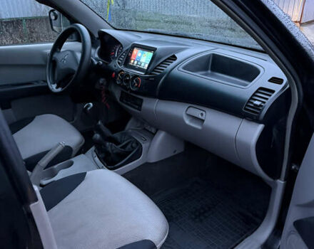 Черный Мицубиси Л 200, объемом двигателя 2.5 л и пробегом 199 тыс. км за 11800 $, фото 4 на Automoto.ua