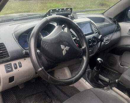 Черный Мицубиси Л 200, объемом двигателя 2.5 л и пробегом 287 тыс. км за 9000 $, фото 4 на Automoto.ua
