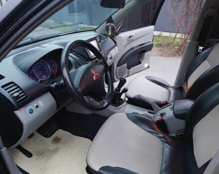 Черный Мицубиси Л 200, объемом двигателя 0 л и пробегом 300 тыс. км за 8000 $, фото 6 на Automoto.ua