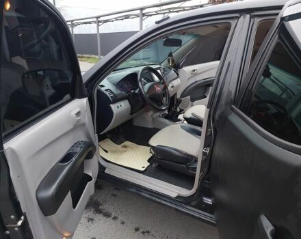 Черный Мицубиси Л 200, объемом двигателя 0 л и пробегом 300 тыс. км за 8000 $, фото 7 на Automoto.ua