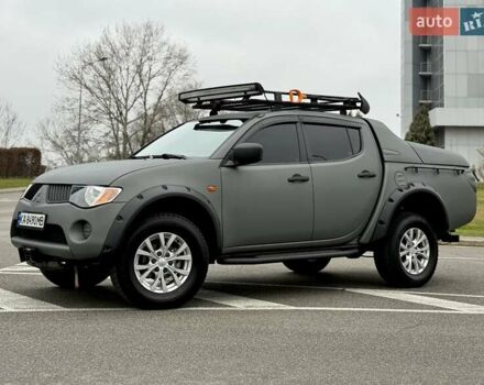 Черный Мицубиси Л 200, объемом двигателя 2.48 л и пробегом 232 тыс. км за 13900 $, фото 4 на Automoto.ua