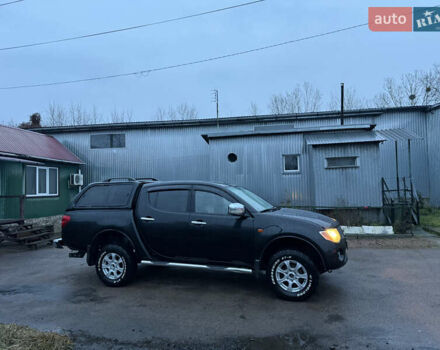 Черный Мицубиси Л 200, объемом двигателя 2.5 л и пробегом 199 тыс. км за 11800 $, фото 2 на Automoto.ua