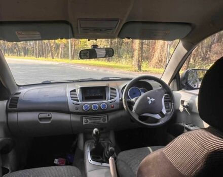 Черный Мицубиси Л 200, объемом двигателя 2.5 л и пробегом 180 тыс. км за 7200 $, фото 4 на Automoto.ua