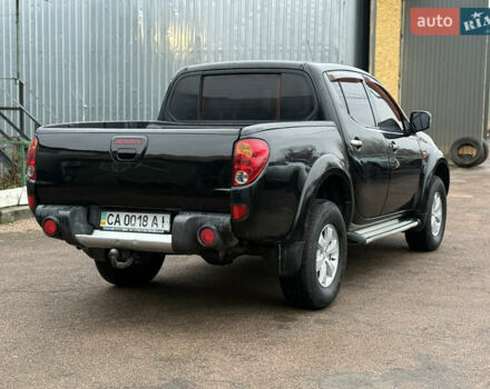 Черный Мицубиси Л 200, объемом двигателя 2.5 л и пробегом 261 тыс. км за 12300 $, фото 5 на Automoto.ua