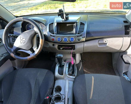 Черный Мицубиси Л 200, объемом двигателя 2.48 л и пробегом 320 тыс. км за 7500 $, фото 7 на Automoto.ua