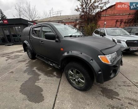 Черный Мицубиси Л 200, объемом двигателя 2.5 л и пробегом 330 тыс. км за 9890 $, фото 2 на Automoto.ua